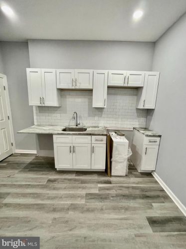 2327 Camac St, Philadelphia PA  19133-1016 exterior