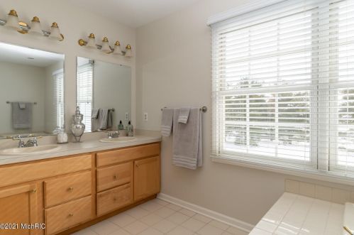 7408 Dunross Dr, Kalamazoo MI 49024-7412 exterior