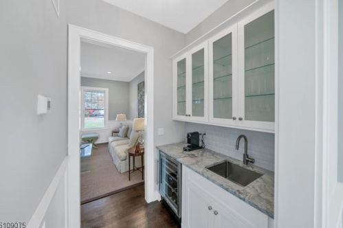 70 Cathedral Ave, Florham Park NJ 07932-2521 exterior