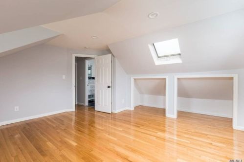 400 Emerson Pl, Valley Stream NY 11580-2805 exterior