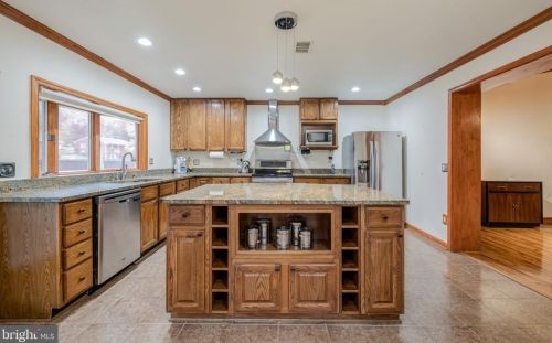 3405 Sunny Vw, Alexandria VA 22309-1911 exterior