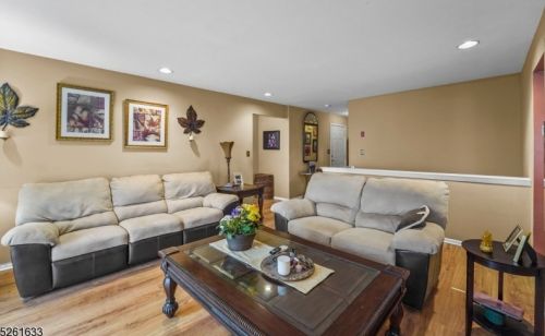 3 Donna Dr, East Hanover, NJ 07936-3585