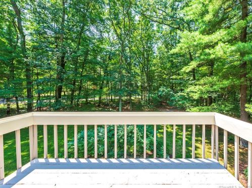 1 Essex Ct, Farmington CT 06032-1433 exterior