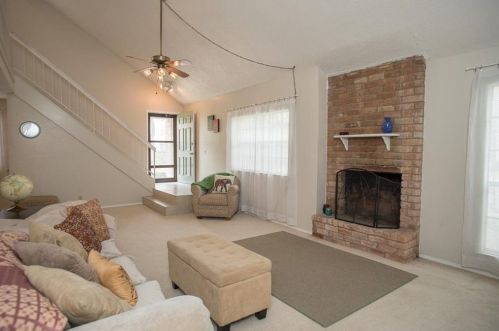 7275 Creekside Dr, Austin TX  78752-2122 exterior