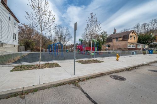 1626 Leolyn St, Pittsburgh PA  15210-3939 exterior