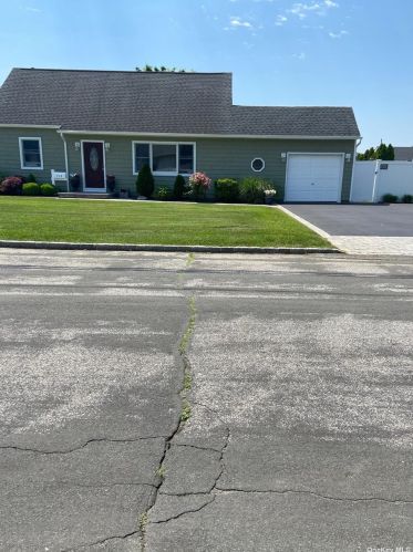 713 5th St, Babylon NY  11704-4503 exterior