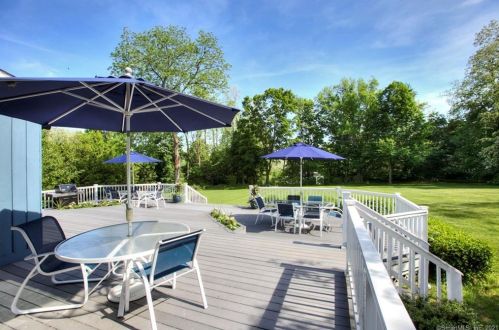 11 Farrar Ln, Ridgefield CT 06877-2406 exterior