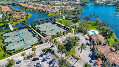 3953 Isla Ciudad Ct, Naples FL 34109-0332 exterior