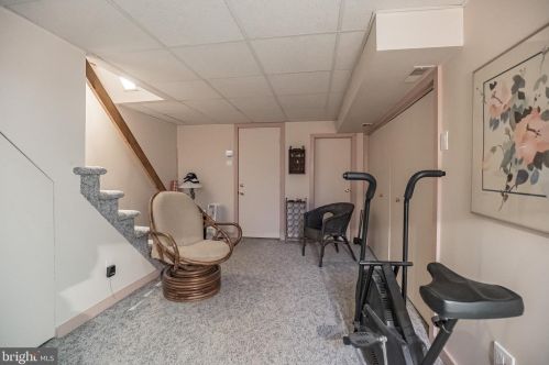 6428 Henry Ave, Philadelphia PA 19128-1507 exterior