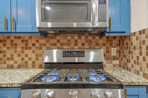 8408 Dixon Dr, Austin TX 78745-7515 exterior