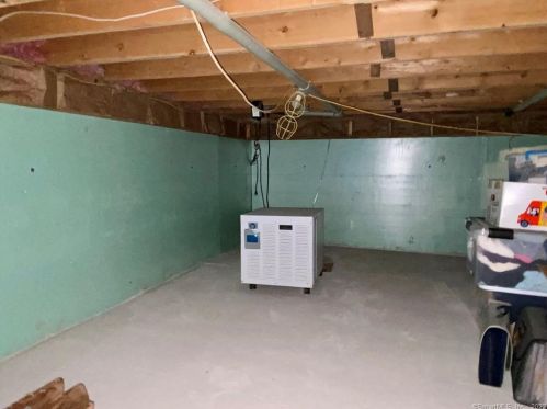 22 Bridle Path Ln, Manchester CT 06042-8303 exterior