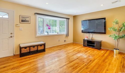 21 Orchid Ln, Commack NY exterior