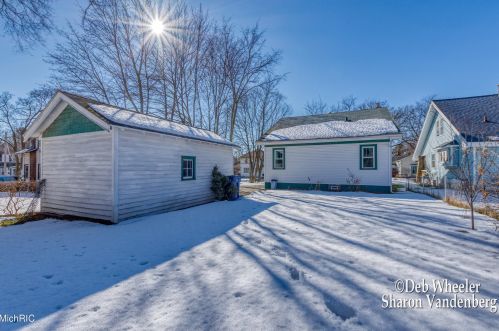 1824 Godwin Ave, Grand Rapids MI 49507-2673 exterior