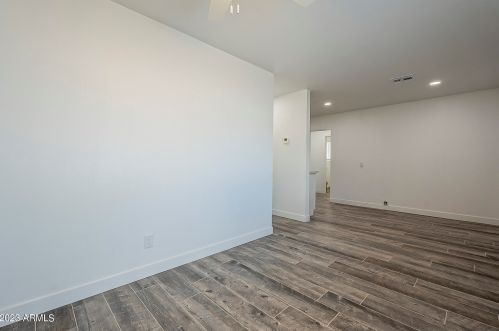 5039 18 Ave, Phoenix AZ 85015-6121 exterior