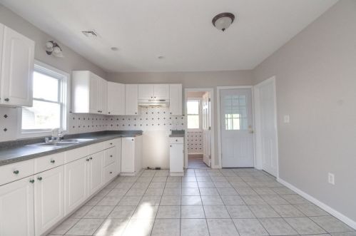 105 Lyons St, Springfield MA 01151-1610 exterior