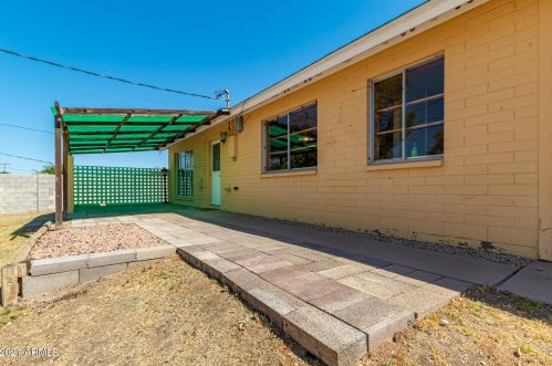 2902 Desert Cv Ave, Phoenix AZ 85028-3430 exterior