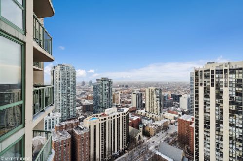 111 Maple St, Chicago IL 60610-5401 exterior