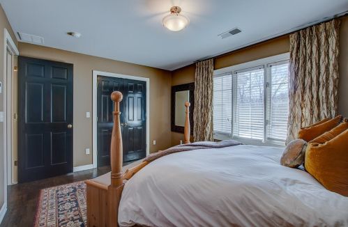 233 Ravine Baye Rd, Milwaukee WI 53217-1330 exterior