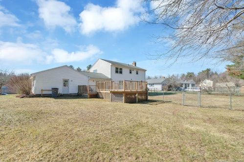 4 Celtic Ct, Enfield CT 06082-5777 exterior