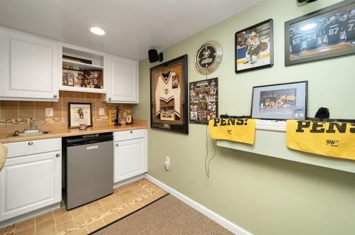 146 Lansdowne Dr, Moon Twp PA 15108-3028 exterior