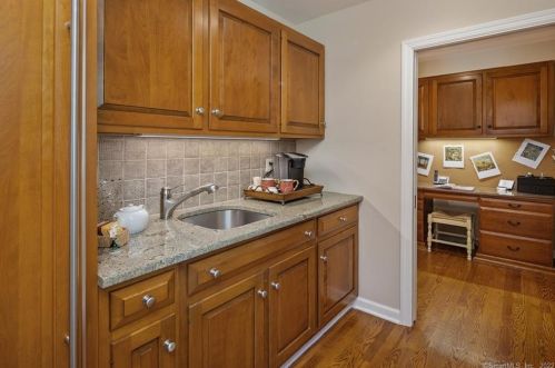 140 Long Lots Rd, Westport CT 06880-3826 exterior