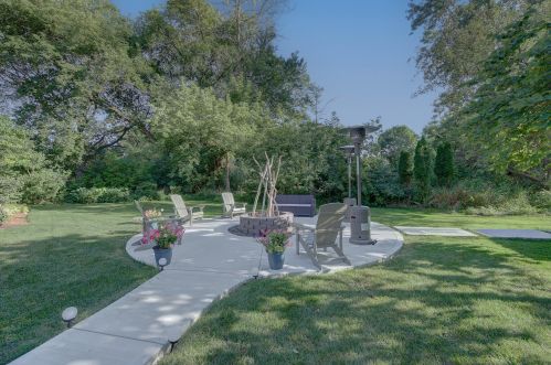 925 Bay Point Rd, Milwaukee WI  53217-1355 exterior