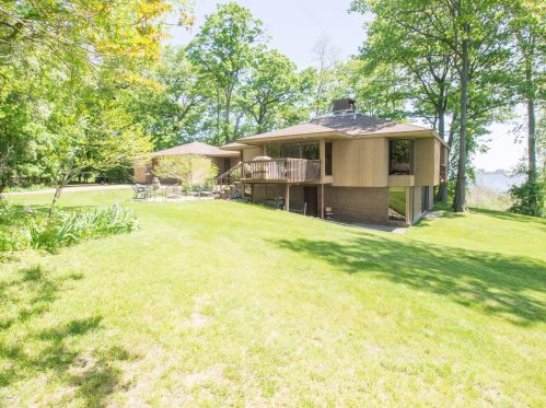 300 Cir Dr, Meskegon MI 49445-2712 exterior