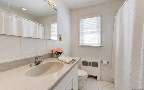 16 Quebec Dr, Huntington Station NY 11746-3872 exterior