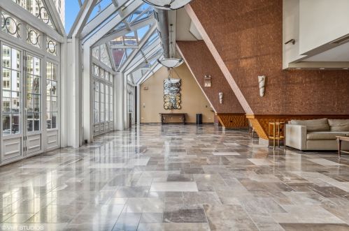 111 Chestnut St, Chicago IL  60610-2016 exterior