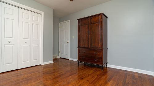 1901 Sunnyside Ave, Chicago IL 60630-3923 exterior