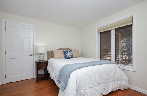 375 Hatch Rd, Eastham MA 02642-1847 exterior