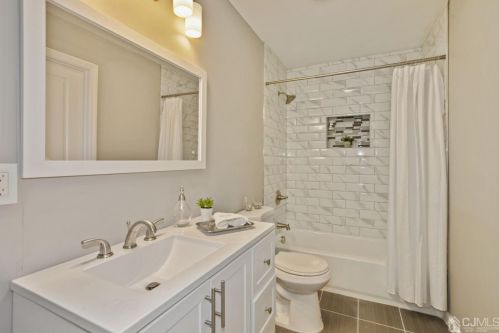 54 Howard Ave, Edison NJ  08837-3432 exterior