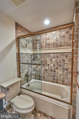 2221 Jefferson Ln, Huntingdon Valley PA 19006-6038 exterior