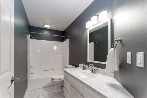 1909 Sharon Ln, Manitowoc WI 54220-1526 exterior