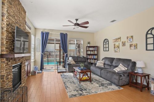 1072 La Paloma St, Turlock CA  95382-0485 exterior