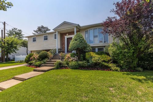 801 Bunker Rd, Valley Stream, NY 11581-3532