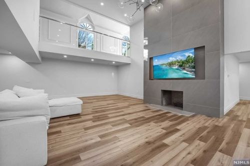 2 Toboggan Rdg Rd, Upper Saddle River NJ 07458-2521 exterior