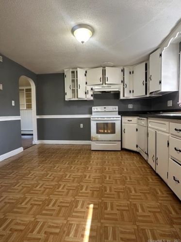 135 Woodland St, Windsor CT  06095-3455 exterior