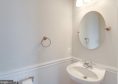 581 Kalmia Sq, Leesburg VA 20176-4037 exterior