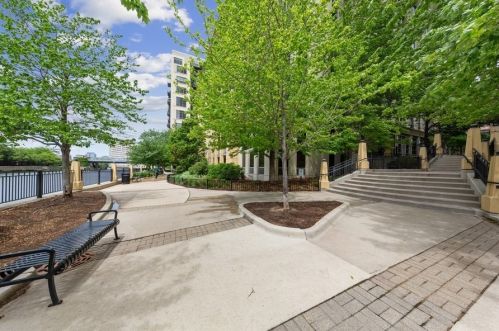 720 Larrabee St, Chicago IL  60654-1874 exterior