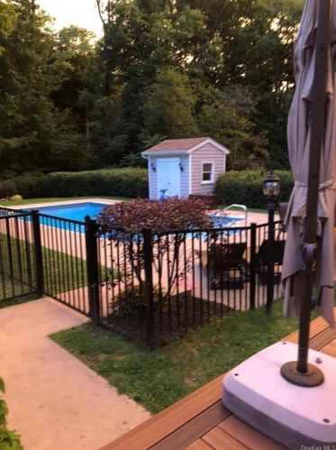 40 Cox Ave, Armonk NY 10504-2016 exterior