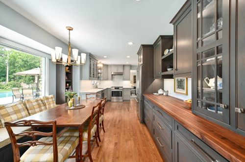 6855 Lk Dr, Milwaukee WI 53217-3622 exterior