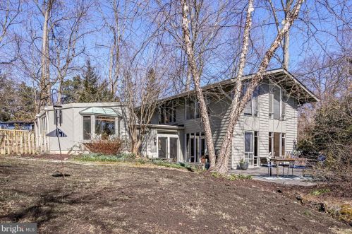 7804 Ridgecrest Dr, Alexandria VA 22308-1053 exterior