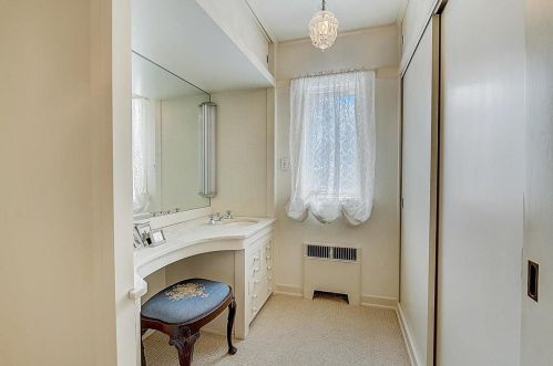 8415 Pelican Ln, Milwaukee WI 53217-2060 exterior