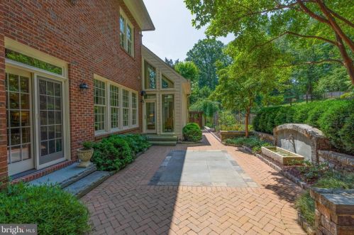 1250 Daleview Dr, Mc Lean VA 22102-1538 exterior