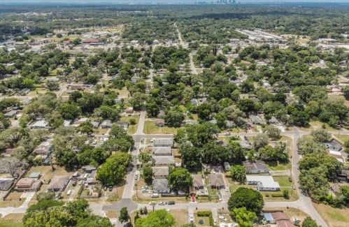 1910 98th Ave, Tampa FL  33612-8354 exterior