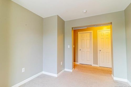 6 Cranberry Dr, Uncasville CT 06382-2006 exterior