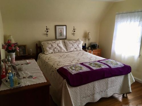 25 Pearl St, Windsor Locks CT 06096-1421 exterior