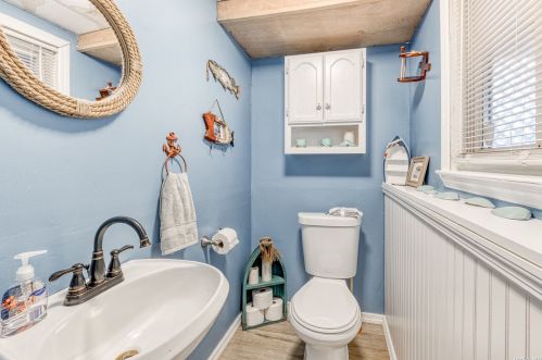 8 Linda Ln, Babylon NY exterior