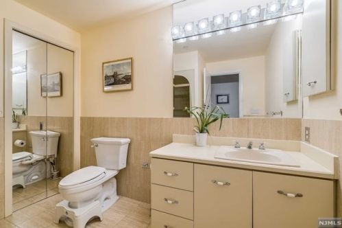 11 Lawrence Ct, Teaneck NJ 07666-6489 exterior